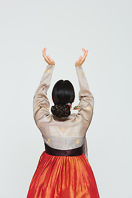 포토 JPG 스튜디오촬영 전통 여자 명절 문화 예술 실내 한명 누끼 상반신 20대 성인 뒷모습 설날 추석 주황색 공연 한국인 춤 전통의상 한복 흰배경 전통무용 한국무용 성인여자한명만 국내포토 1 한국전통 기념일 뷰포인트 컬러 백그라운드 문화예술 사람 동양인 이벤트 청년 내부 흰색 여자한명만 성인여자만 파일형식