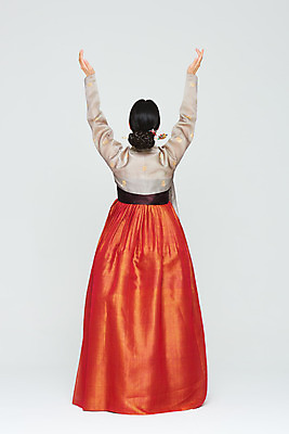 포토 JPG 스튜디오촬영 전신 전통 여자 명절 문화 예술 실내 한명 누끼 20대 성인 뒷모습 설날 추석 주황색 공연 한국인 춤 전통의상 한복 흰배경 전통무용 한국무용 성인여자한명만 국내포토 1 한국전통 기념일 뷰포인트 컬러 백그라운드 문화예술 사람 동양인 이벤트 청년 내부 흰색 여자한명만 성인여자만 파일형식