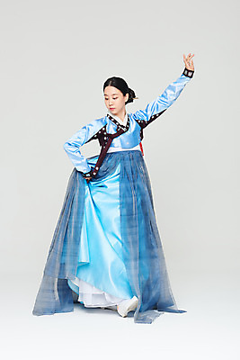 포토 JPG 스튜디오촬영 전신 전통 여자 명절 문화 예술 실내 한명 누끼 20대 성인 앞모습 파란색 설날 추석 공연 한국인 춤 전통의상 한복 흰배경 전통무용 한국무용 성인여자한명만 국내포토 1 한국전통 기념일 뷰포인트 컬러 백그라운드 문화예술 사람 동양인 이벤트 청년 내부 흰색 여자한명만 성인여자만 파일형식