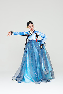 포토 JPG 스튜디오촬영 전신 전통 여자 명절 문화 예술 실내 한명 누끼 20대 성인 앞모습 파란색 설날 추석 공연 한국인 춤 전통의상 한복 흰배경 전통무용 한국무용 성인여자한명만 국내포토 1 한국전통 기념일 뷰포인트 컬러 백그라운드 문화예술 사람 동양인 이벤트 청년 내부 흰색 여자한명만 성인여자만 파일형식