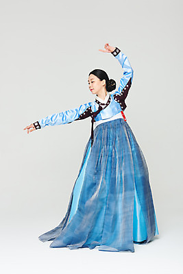 포토 JPG 스튜디오촬영 전신 전통 여자 명절 문화 예술 실내 한명 누끼 20대 성인 앞모습 파란색 설날 추석 공연 한국인 춤 전통의상 한복 흰배경 전통무용 한국무용 성인여자한명만 국내포토 1 한국전통 기념일 뷰포인트 컬러 백그라운드 문화예술 사람 동양인 이벤트 청년 내부 흰색 여자한명만 성인여자만 파일형식