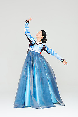 포토 JPG 스튜디오촬영 전신 전통 여자 명절 문화 예술 실내 한명 누끼 20대 성인 앞모습 파란색 설날 추석 공연 한국인 춤 전통의상 한복 흰배경 전통무용 한국무용 성인여자한명만 국내포토 1 한국전통 기념일 뷰포인트 컬러 백그라운드 문화예술 사람 동양인 이벤트 청년 내부 흰색 여자한명만 성인여자만 파일형식