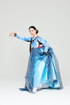 포토 JPG 스튜디오촬영 전신 전통 여자 명절 문화 예술 실내 한명 누끼 20대 성인 앞모습 파란색 설날 추석 공연 한국인 춤 전통의상 한복 흰배경 전통무용 한국무용 성인여자한명만 국내포토 1 한국전통 기념일 뷰포인트 컬러 백그라운드 문화예술 사람 동양인 이벤트 청년 내부 흰색 여자한명만 성인여자만 파일형식