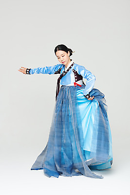 포토 JPG 스튜디오촬영 전신 전통 여자 명절 문화 예술 실내 한명 누끼 20대 성인 앞모습 파란색 설날 추석 공연 한국인 춤 전통의상 한복 흰배경 전통무용 한국무용 성인여자한명만 국내포토 1 한국전통 기념일 뷰포인트 컬러 백그라운드 문화예술 사람 동양인 이벤트 청년 내부 흰색 여자한명만 성인여자만 파일형식