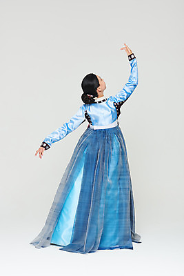 포토 JPG 스튜디오촬영 전신 전통 여자 명절 문화 예술 실내 한명 누끼 20대 성인 뒷모습 파란색 설날 추석 공연 한국인 춤 전통의상 한복 흰배경 전통무용 한국무용 성인여자한명만 국내포토 1 한국전통 기념일 뷰포인트 컬러 백그라운드 문화예술 사람 동양인 이벤트 청년 내부 흰색 여자한명만 성인여자만 파일형식