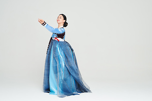 포토 JPG 스튜디오촬영 전신 전통 여자 명절 문화 예술 실내 한명 누끼 20대 성인 옆모습 파란색 설날 추석 공연 한국인 춤 전통의상 한복 흰배경 전통무용 한국무용 성인여자한명만 국내포토 1 한국전통 기념일 뷰포인트 컬러 백그라운드 문화예술 사람 동양인 이벤트 청년 내부 흰색 여자한명만 성인여자만 파일형식