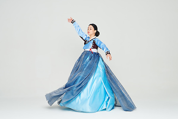 포토 JPG 스튜디오촬영 전신 전통 여자 명절 문화 예술 실내 한명 누끼 20대 성인 앞모습 파란색 설날 추석 공연 한국인 춤 전통의상 한복 흰배경 전통무용 한국무용 성인여자한명만 국내포토 1 한국전통 기념일 뷰포인트 컬러 백그라운드 문화예술 사람 동양인 이벤트 청년 내부 흰색 여자한명만 성인여자만 파일형식