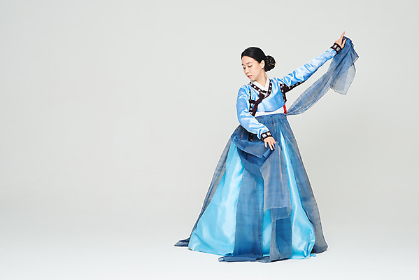 포토 JPG 스튜디오촬영 전신 전통 여자 명절 문화 예술 실내 한명 누끼 20대 성인 앞모습 파란색 설날 추석 공연 한국인 춤 전통의상 한복 흰배경 전통무용 한국무용 성인여자한명만 국내포토 1 한국전통 기념일 뷰포인트 컬러 백그라운드 문화예술 사람 동양인 이벤트 청년 내부 흰색 여자한명만 성인여자만 파일형식