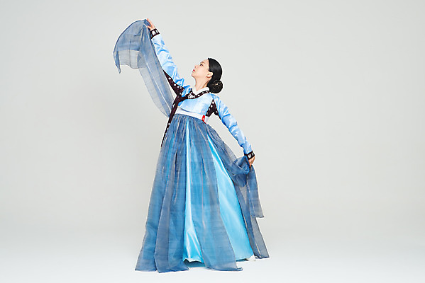 포토 JPG 스튜디오촬영 전신 전통 여자 명절 문화 예술 실내 한명 누끼 20대 성인 옆모습 파란색 설날 추석 공연 한국인 춤 전통의상 한복 흰배경 전통무용 한국무용 성인여자한명만 국내포토 1 한국전통 기념일 뷰포인트 컬러 백그라운드 문화예술 사람 동양인 이벤트 청년 내부 흰색 여자한명만 성인여자만 파일형식