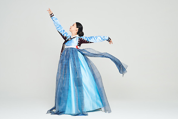 포토 JPG 스튜디오촬영 전신 전통 여자 명절 문화 예술 실내 한명 누끼 20대 성인 옆모습 파란색 설날 추석 공연 한국인 춤 전통의상 한복 흰배경 전통무용 한국무용 성인여자한명만 국내포토 1 한국전통 기념일 뷰포인트 컬러 백그라운드 문화예술 사람 동양인 이벤트 청년 내부 흰색 여자한명만 성인여자만 파일형식