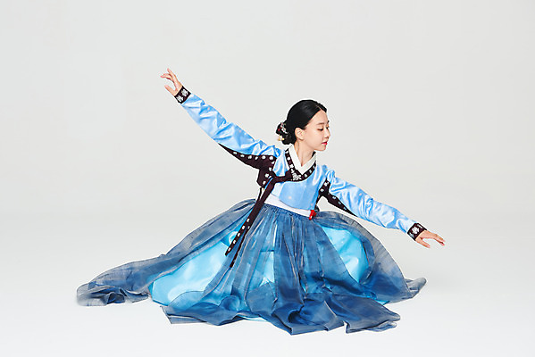 포토 JPG 스튜디오촬영 전신 전통 여자 명절 문화 예술 실내 한명 누끼 앉기 20대 성인 앞모습 파란색 설날 추석 공연 한국인 춤 전통의상 한복 흰배경 전통무용 한국무용 성인여자한명만 국내포토 1 한국전통 기념일 뷰포인트 컬러 백그라운드 모션 문화예술 사람 동양인 이벤트 청년 내부 흰색 여자한명만 성인여자만 파일형식