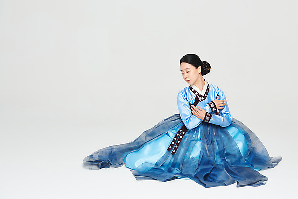 포토 JPG 스튜디오촬영 전신 전통 여자 명절 문화 예술 실내 한명 누끼 앉기 20대 성인 앞모습 파란색 설날 추석 공연 한국인 춤 전통의상 한복 흰배경 전통무용 한국무용 성인여자한명만 국내포토 1 한국전통 기념일 뷰포인트 컬러 백그라운드 모션 문화예술 사람 동양인 이벤트 청년 내부 흰색 여자한명만 성인여자만 파일형식
