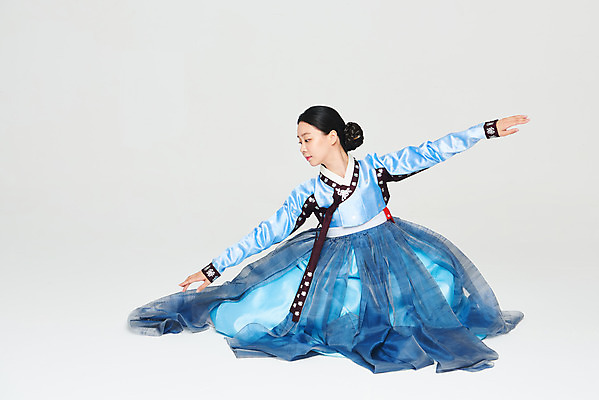 포토 JPG 스튜디오촬영 전신 전통 여자 명절 문화 예술 실내 한명 누끼 앉기 20대 성인 앞모습 파란색 설날 추석 공연 한국인 춤 전통의상 한복 흰배경 전통무용 한국무용 성인여자한명만 국내포토 1 한국전통 기념일 뷰포인트 컬러 백그라운드 모션 문화예술 사람 동양인 이벤트 청년 내부 흰색 여자한명만 성인여자만 파일형식