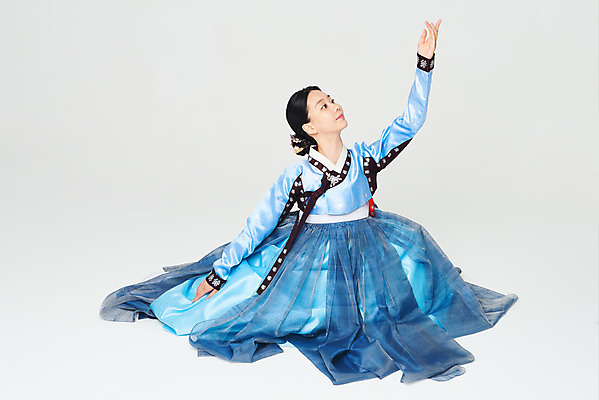 포토 JPG 스튜디오촬영 전신 전통 여자 명절 문화 예술 실내 한명 누끼 앉기 20대 성인 앞모습 파란색 설날 추석 공연 한국인 춤 전통의상 한복 흰배경 전통무용 한국무용 성인여자한명만 국내포토 1 한국전통 기념일 뷰포인트 컬러 백그라운드 모션 문화예술 사람 동양인 이벤트 청년 내부 흰색 여자한명만 성인여자만 파일형식