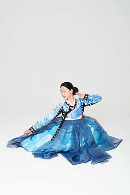 포토 JPG 스튜디오촬영 전신 전통 여자 명절 문화 예술 실내 한명 누끼 앉기 20대 성인 앞모습 파란색 설날 추석 공연 한국인 춤 전통의상 한복 흰배경 전통무용 한국무용 성인여자한명만 국내포토 1 한국전통 기념일 뷰포인트 컬러 백그라운드 모션 문화예술 사람 동양인 이벤트 청년 내부 흰색 여자한명만 성인여자만 파일형식
