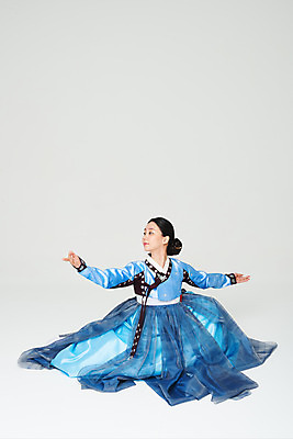 포토 JPG 스튜디오촬영 전신 전통 여자 명절 문화 예술 실내 한명 누끼 앉기 20대 성인 앞모습 파란색 설날 추석 공연 한국인 춤 전통의상 한복 흰배경 전통무용 한국무용 성인여자한명만 국내포토 1 한국전통 기념일 뷰포인트 컬러 백그라운드 모션 문화예술 사람 동양인 이벤트 청년 내부 흰색 여자한명만 성인여자만 파일형식