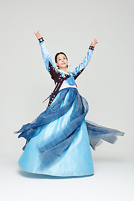 포토 JPG 스튜디오촬영 전신 전통 여자 명절 문화 예술 실내 한명 누끼 20대 성인 앞모습 파란색 설날 추석 공연 한국인 춤 전통의상 한복 흰배경 전통무용 한국무용 성인여자한명만 국내포토 1 한국전통 기념일 뷰포인트 컬러 백그라운드 문화예술 사람 동양인 이벤트 청년 내부 흰색 여자한명만 성인여자만 파일형식