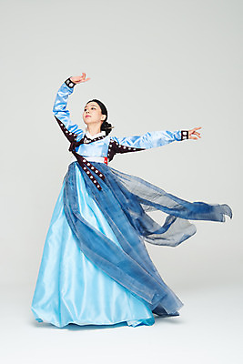포토 JPG 스튜디오촬영 전신 전통 여자 명절 문화 예술 실내 한명 누끼 20대 성인 앞모습 파란색 설날 추석 공연 한국인 춤 전통의상 한복 흰배경 전통무용 한국무용 성인여자한명만 국내포토 1 한국전통 기념일 뷰포인트 컬러 백그라운드 문화예술 사람 동양인 이벤트 청년 내부 흰색 여자한명만 성인여자만 파일형식