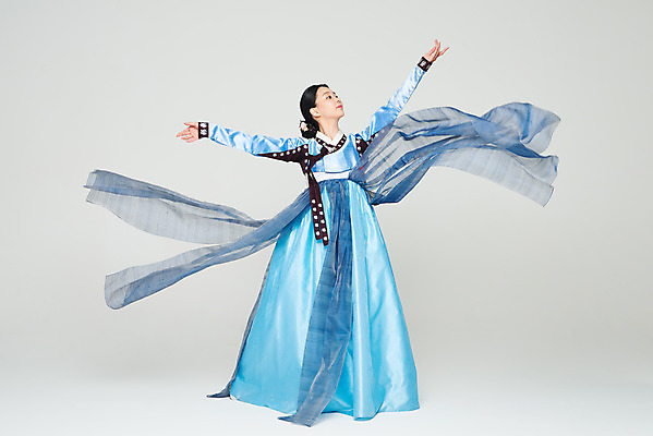 포토 JPG 스튜디오촬영 전신 전통 여자 명절 문화 예술 실내 한명 누끼 20대 성인 앞모습 파란색 설날 추석 공연 한국인 춤 전통의상 한복 흰배경 전통무용 한국무용 성인여자한명만 국내포토 1 한국전통 기념일 뷰포인트 컬러 백그라운드 문화예술 사람 동양인 이벤트 청년 내부 흰색 여자한명만 성인여자만 파일형식