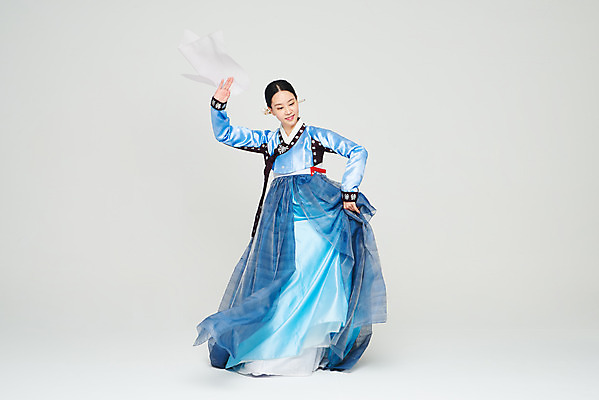 포토 JPG 스튜디오촬영 전신 전통 여자 명절 문화 예술 실내 한명 누끼 20대 성인 앞모습 파란색 설날 추석 공연 한국인 춤 전통의상 한복 흰배경 전통무용 한국무용 성인여자한명만 국내포토 1 한국전통 기념일 뷰포인트 컬러 백그라운드 문화예술 사람 동양인 이벤트 청년 내부 흰색 여자한명만 성인여자만 파일형식