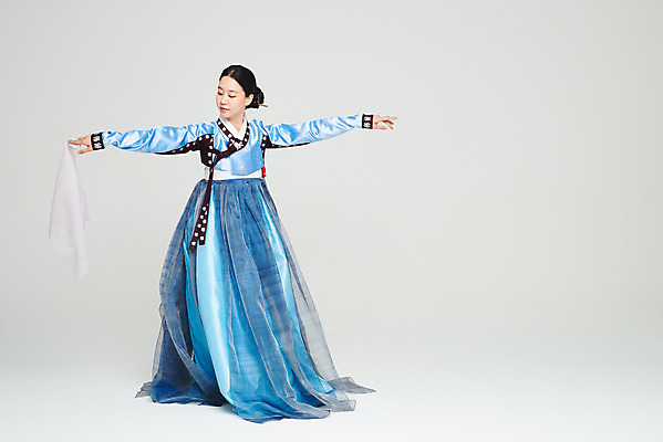 포토 JPG 스튜디오촬영 전신 전통 여자 명절 문화 예술 실내 한명 누끼 20대 성인 앞모습 파란색 설날 추석 공연 한국인 춤 전통의상 한복 흰배경 전통무용 한국무용 성인여자한명만 국내포토 1 한국전통 기념일 뷰포인트 컬러 백그라운드 문화예술 사람 동양인 이벤트 청년 내부 흰색 여자한명만 성인여자만 파일형식