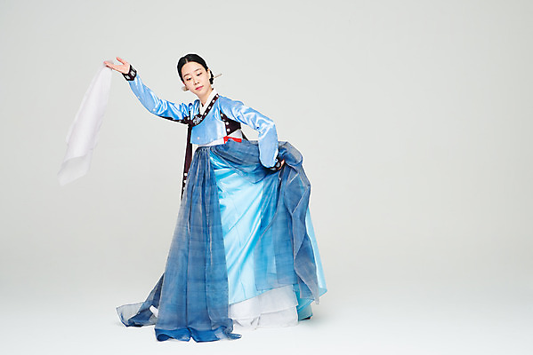 포토 JPG 스튜디오촬영 전신 전통 여자 명절 문화 예술 실내 한명 누끼 20대 성인 앞모습 파란색 설날 추석 공연 한국인 춤 전통의상 한복 흰배경 전통무용 한국무용 성인여자한명만 국내포토 1 한국전통 기념일 뷰포인트 컬러 백그라운드 문화예술 사람 동양인 이벤트 청년 내부 흰색 여자한명만 성인여자만 파일형식