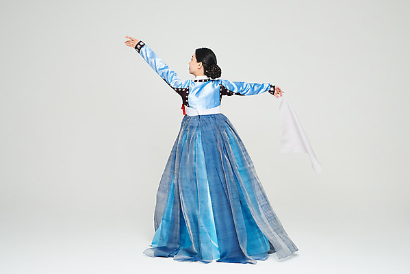 포토 JPG 스튜디오촬영 전신 전통 여자 명절 문화 예술 실내 한명 누끼 20대 성인 옆모습 파란색 설날 추석 공연 한국인 춤 전통의상 한복 흰배경 전통무용 한국무용 성인여자한명만 국내포토 1 한국전통 기념일 뷰포인트 컬러 백그라운드 문화예술 사람 동양인 이벤트 청년 내부 흰색 여자한명만 성인여자만 파일형식