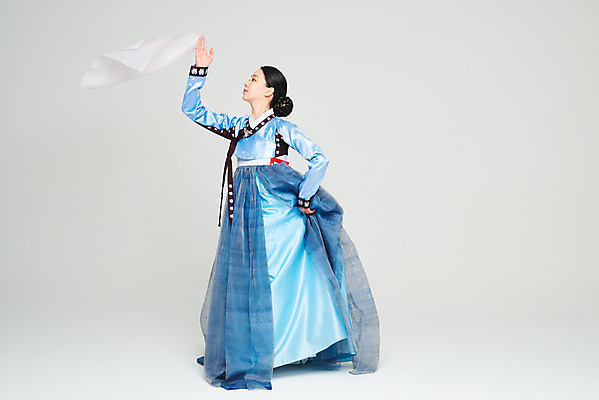 포토 JPG 스튜디오촬영 전신 전통 여자 명절 문화 예술 실내 한명 누끼 20대 성인 옆모습 파란색 설날 추석 공연 한국인 춤 전통의상 한복 흰배경 전통무용 한국무용 성인여자한명만 국내포토 1 한국전통 기념일 뷰포인트 컬러 백그라운드 문화예술 사람 동양인 이벤트 청년 내부 흰색 여자한명만 성인여자만 파일형식