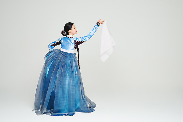 포토 JPG 스튜디오촬영 전신 전통 여자 명절 문화 예술 실내 한명 누끼 20대 성인 뒷모습 파란색 설날 추석 공연 한국인 춤 전통의상 한복 흰배경 전통무용 한국무용 성인여자한명만 국내포토 1 한국전통 기념일 뷰포인트 컬러 백그라운드 문화예술 사람 동양인 이벤트 청년 내부 흰색 여자한명만 성인여자만 파일형식