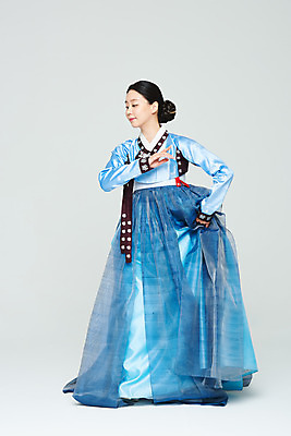 포토 JPG 스튜디오촬영 전신 전통 여자 명절 문화 예술 실내 한명 누끼 20대 성인 앞모습 파란색 설날 추석 공연 한국인 춤 전통의상 한복 흰배경 전통무용 한국무용 성인여자한명만 국내포토 1 한국전통 기념일 뷰포인트 컬러 백그라운드 문화예술 사람 동양인 이벤트 청년 내부 흰색 여자한명만 성인여자만 파일형식