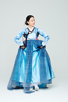 포토 JPG 스튜디오촬영 전신 전통 여자 명절 문화 예술 실내 한명 누끼 20대 성인 앞모습 파란색 설날 추석 공연 한국인 춤 전통의상 한복 흰배경 전통무용 한국무용 성인여자한명만 국내포토 1 한국전통 기념일 뷰포인트 컬러 백그라운드 문화예술 사람 동양인 이벤트 청년 내부 흰색 여자한명만 성인여자만 파일형식