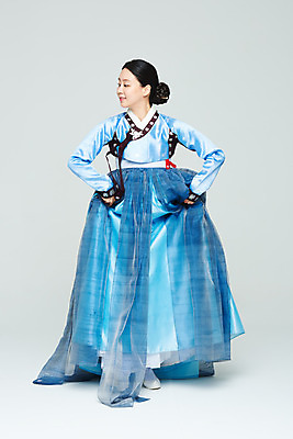 포토 JPG 스튜디오촬영 전신 전통 여자 명절 문화 예술 실내 한명 누끼 20대 성인 앞모습 파란색 설날 추석 공연 한국인 춤 전통의상 한복 흰배경 전통무용 한국무용 성인여자한명만 국내포토 1 한국전통 기념일 뷰포인트 컬러 백그라운드 문화예술 사람 동양인 이벤트 청년 내부 흰색 여자한명만 성인여자만 파일형식