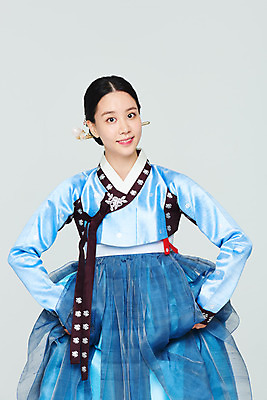 포토 JPG 스튜디오촬영 전통 여자 명절 문화 예술 실내 한명 누끼 상반신 20대 성인 앞모습 파란색 설날 추석 공연 한국인 춤 전통의상 한복 흰배경 전통무용 한국무용 성인여자한명만 국내포토 1 한국전통 기념일 뷰포인트 컬러 백그라운드 문화예술 사람 동양인 이벤트 청년 내부 흰색 여자한명만 성인여자만 파일형식