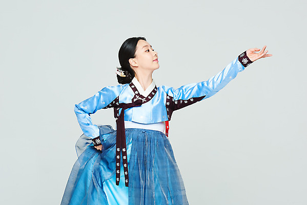 포토 JPG 스튜디오촬영 전통 여자 명절 문화 예술 실내 한명 누끼 상반신 20대 성인 앞모습 파란색 설날 추석 공연 한국인 춤 전통의상 한복 흰배경 전통무용 한국무용 성인여자한명만 국내포토 1 한국전통 기념일 뷰포인트 컬러 백그라운드 문화예술 사람 동양인 이벤트 청년 내부 흰색 여자한명만 성인여자만 파일형식