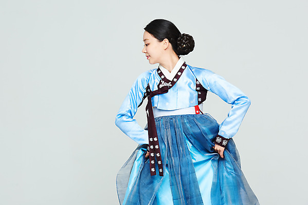 포토 JPG 스튜디오촬영 전통 여자 명절 문화 예술 실내 한명 누끼 상반신 20대 성인 앞모습 파란색 설날 추석 공연 한국인 춤 전통의상 한복 흰배경 전통무용 한국무용 성인여자한명만 국내포토 1 한국전통 기념일 뷰포인트 컬러 백그라운드 문화예술 사람 동양인 이벤트 청년 내부 흰색 여자한명만 성인여자만 파일형식