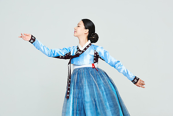 포토 JPG 스튜디오촬영 전통 여자 명절 문화 예술 실내 한명 누끼 상반신 20대 성인 앞모습 파란색 설날 추석 공연 한국인 춤 전통의상 한복 흰배경 전통무용 한국무용 성인여자한명만 국내포토 1 한국전통 기념일 뷰포인트 컬러 백그라운드 문화예술 사람 동양인 이벤트 청년 내부 흰색 여자한명만 성인여자만 파일형식