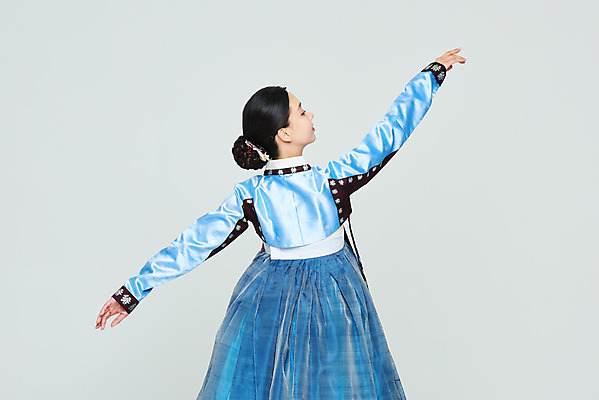 포토 JPG 스튜디오촬영 전통 여자 명절 문화 예술 실내 한명 누끼 상반신 20대 성인 뒷모습 파란색 설날 추석 공연 한국인 춤 전통의상 한복 흰배경 전통무용 한국무용 성인여자한명만 국내포토 1 한국전통 기념일 뷰포인트 컬러 백그라운드 문화예술 사람 동양인 이벤트 청년 내부 흰색 여자한명만 성인여자만 파일형식