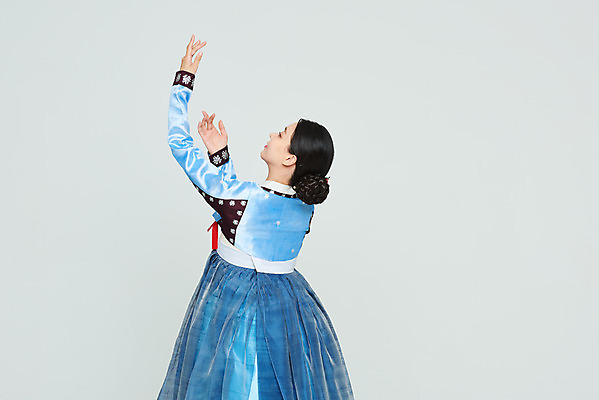 포토 JPG 스튜디오촬영 전신 전통 여자 명절 문화 예술 실내 한명 누끼 20대 성인 뒷모습 파란색 설날 추석 공연 한국인 춤 전통의상 한복 흰배경 전통무용 한국무용 성인여자한명만 국내포토 1 한국전통 기념일 뷰포인트 컬러 백그라운드 문화예술 사람 동양인 이벤트 청년 내부 흰색 여자한명만 성인여자만 파일형식