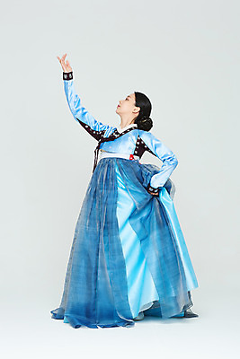 포토 JPG 스튜디오촬영 전신 전통 여자 명절 문화 예술 실내 한명 누끼 20대 성인 앞모습 파란색 설날 추석 공연 한국인 춤 전통의상 한복 흰배경 전통무용 한국무용 성인여자한명만 국내포토 1 한국전통 기념일 뷰포인트 컬러 백그라운드 문화예술 사람 동양인 이벤트 청년 내부 흰색 여자한명만 성인여자만 파일형식