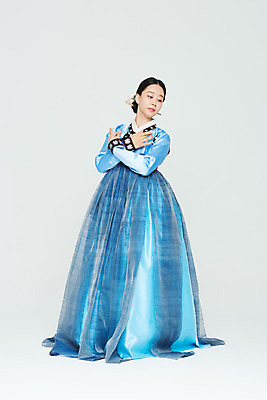 포토 JPG 스튜디오촬영 전신 전통 여자 명절 문화 예술 실내 한명 누끼 20대 성인 앞모습 파란색 설날 추석 공연 한국인 춤 전통의상 한복 흰배경 전통무용 한국무용 성인여자한명만 국내포토 1 한국전통 기념일 뷰포인트 컬러 백그라운드 문화예술 사람 동양인 이벤트 청년 내부 흰색 여자한명만 성인여자만 파일형식