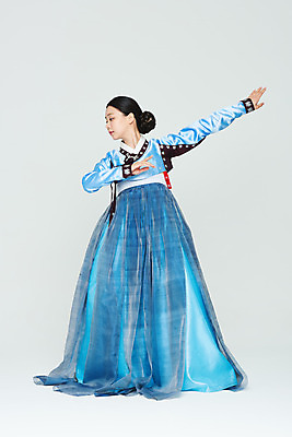 포토 JPG 스튜디오촬영 전신 전통 여자 명절 문화 예술 실내 한명 누끼 20대 성인 앞모습 파란색 설날 추석 공연 한국인 춤 전통의상 한복 흰배경 전통무용 한국무용 성인여자한명만 국내포토 1 한국전통 기념일 뷰포인트 컬러 백그라운드 문화예술 사람 동양인 이벤트 청년 내부 흰색 여자한명만 성인여자만 파일형식
