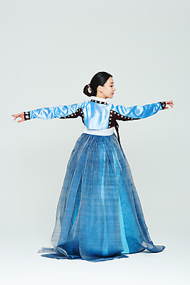포토 JPG 스튜디오촬영 전신 전통 여자 명절 문화 예술 실내 한명 누끼 20대 성인 뒷모습 파란색 설날 추석 공연 한국인 춤 전통의상 한복 흰배경 전통무용 한국무용 성인여자한명만 국내포토 1 한국전통 기념일 뷰포인트 컬러 백그라운드 문화예술 사람 동양인 이벤트 청년 내부 흰색 여자한명만 성인여자만 파일형식