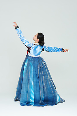 포토 JPG 스튜디오촬영 전신 전통 여자 명절 문화 예술 실내 한명 누끼 20대 성인 뒷모습 파란색 설날 추석 공연 한국인 춤 전통의상 한복 흰배경 전통무용 한국무용 성인여자한명만 국내포토 1 한국전통 기념일 뷰포인트 컬러 백그라운드 문화예술 사람 동양인 이벤트 청년 내부 흰색 여자한명만 성인여자만 파일형식