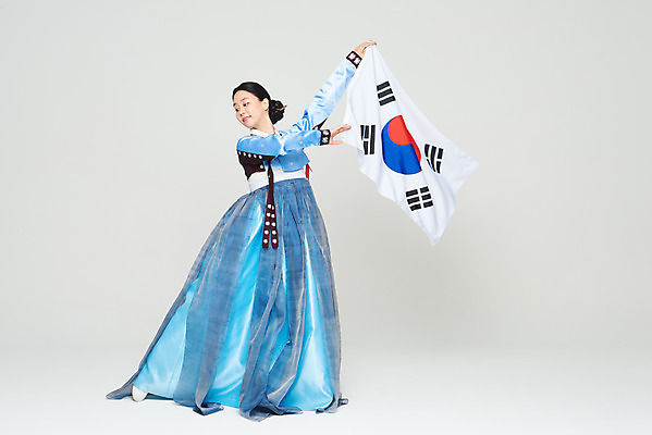 포토 JPG 스튜디오촬영 전신 여자 명절 문화 예술 실내 한명 들기 누끼 20대 성인 앞모습 파란색 추석 공연 한국인 춤 태극기 전통의상 한복 흰배경 전통무용 애국심 한국무용 광복절 성인여자한명만 국내포토 1 한국전통 전통 기념일 뷰포인트 컬러 백그라운드 모션 문화예술 사람 동양인 이벤트 청년 내부 공휴일 흰색 국기 국경일 여자한명만 성인여자만 파일형식