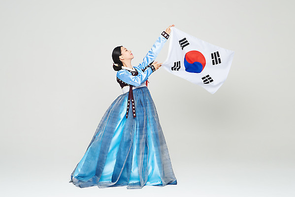 포토 JPG 스튜디오촬영 전신 여자 명절 문화 예술 실내 한명 들기 누끼 20대 성인 앞모습 파란색 추석 공연 한국인 춤 태극기 전통의상 한복 흰배경 전통무용 애국심 한국무용 광복절 성인여자한명만 국내포토 1 한국전통 전통 기념일 뷰포인트 컬러 백그라운드 모션 문화예술 사람 동양인 이벤트 청년 내부 공휴일 흰색 국기 국경일 여자한명만 성인여자만 파일형식
