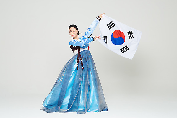 포토 JPG 스튜디오촬영 전신 여자 명절 문화 예술 실내 한명 들기 누끼 20대 성인 앞모습 파란색 추석 공연 한국인 춤 태극기 전통의상 한복 흰배경 전통무용 애국심 한국무용 광복절 성인여자한명만 국내포토 1 한국전통 전통 기념일 뷰포인트 컬러 백그라운드 모션 문화예술 사람 동양인 이벤트 청년 내부 공휴일 흰색 국기 국경일 여자한명만 성인여자만 파일형식