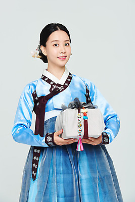 포토 JPG 스튜디오촬영 전통 여자 명절 문화 예술 실내 선물 한명 들기 누끼 상반신 20대 성인 앞모습 파란색 선물상자 설날 추석 공연 한국인 춤 보자기 전통의상 한복 흰배경 전통무용 한국무용 성인여자한명만 국내포토 1 한국전통 기념일 뷰포인트 컬러 백그라운드 모션 문화예술 사람 동양인 이벤트 청년 내부 상자 흰색 여자한명만 성인여자만 파일형식 천_직물