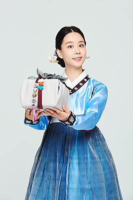 포토 JPG 스튜디오촬영 여자 명절 실내 선물 한명 들기 누끼 상반신 20대 성인 앞모습 선물상자 설날 추석 한국인 보자기 한복 흰배경 성인여자한명만 국내포토 1 한국전통 전통 기념일 뷰포인트 백그라운드 모션 사람 동양인 청년 내부 상자 흰색 전통의상 여자한명만 성인여자만 파일형식 천_직물