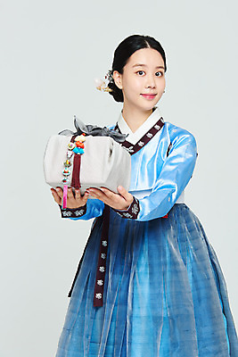 포토 JPG 스튜디오촬영 전통 여자 명절 문화 예술 실내 선물 한명 들기 누끼 상반신 20대 성인 앞모습 파란색 선물상자 설날 추석 공연 한국인 춤 보자기 전통의상 한복 흰배경 전통무용 한국무용 성인여자한명만 국내포토 1 한국전통 기념일 뷰포인트 컬러 백그라운드 모션 문화예술 사람 동양인 이벤트 청년 내부 상자 흰색 여자한명만 성인여자만 파일형식 천_직물