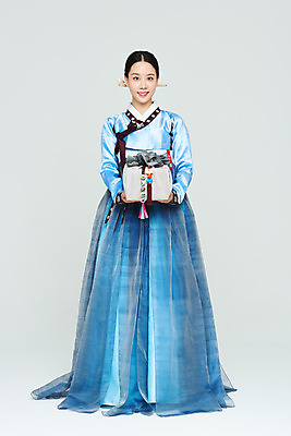 포토 JPG 스튜디오촬영 전신 전통 여자 명절 문화 예술 실내 선물 한명 들기 누끼 20대 성인 앞모습 파란색 선물상자 설날 추석 공연 한국인 춤 보자기 전통의상 한복 흰배경 전통무용 한국무용 성인여자한명만 국내포토 1 한국전통 기념일 뷰포인트 컬러 백그라운드 모션 문화예술 사람 동양인 이벤트 청년 내부 상자 흰색 여자한명만 성인여자만 파일형식 천_직물